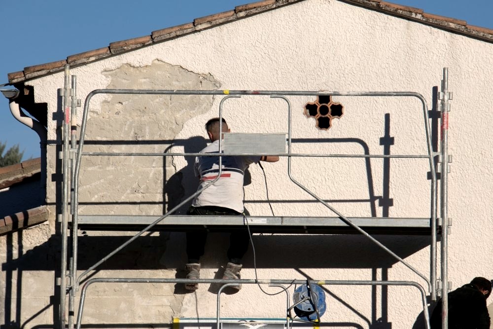 Ravalement de façade sous échafaudage